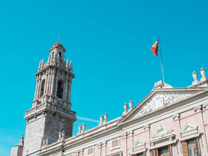 Preciosa fotografía de una histórica torre del reloj en Valencia, España, con un cielo azul despejado de fondo.