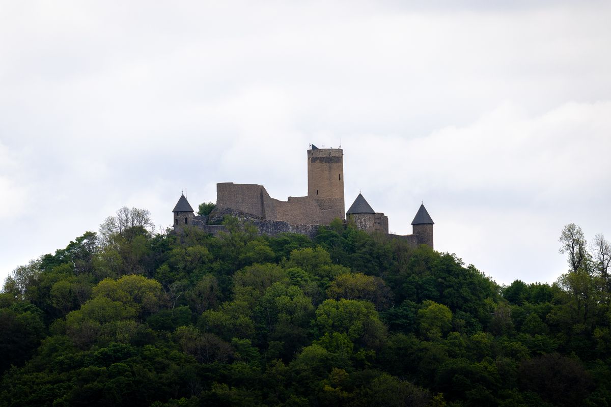 Ruinele castelului medieval Nurburg pe un deal impadurit