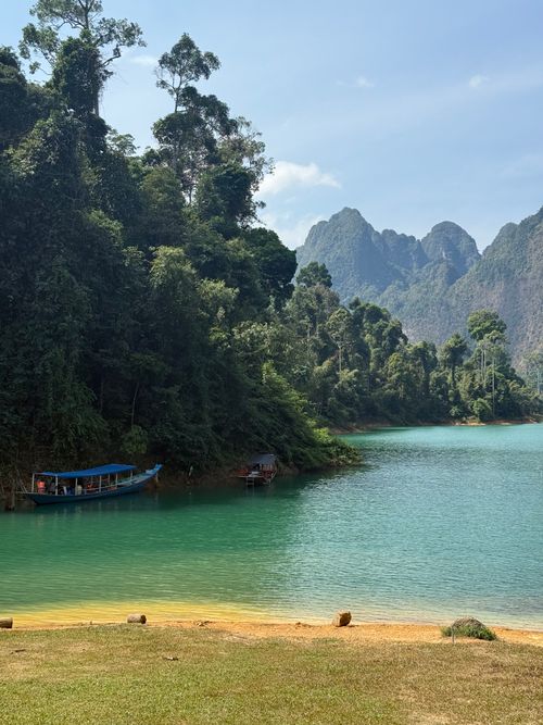 Free A serene view of Cheow Lan Lake with lush greenery and mountains in Surat Thani, Thailand. Stock Photo