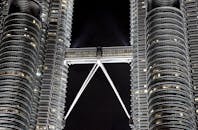 吉隆坡标志性建筑双子塔的天桥在夜间亮起