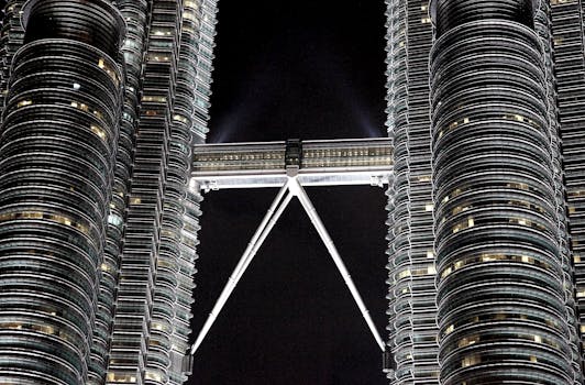 吉隆坡标志性建筑双子塔的天桥在夜间亮起