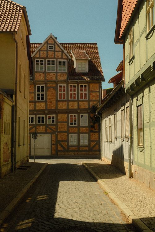 Free Charming daytime view of historic half-timbered houses in Quedlinburg, Germany, showcasing medieval architecture. Stock Photo