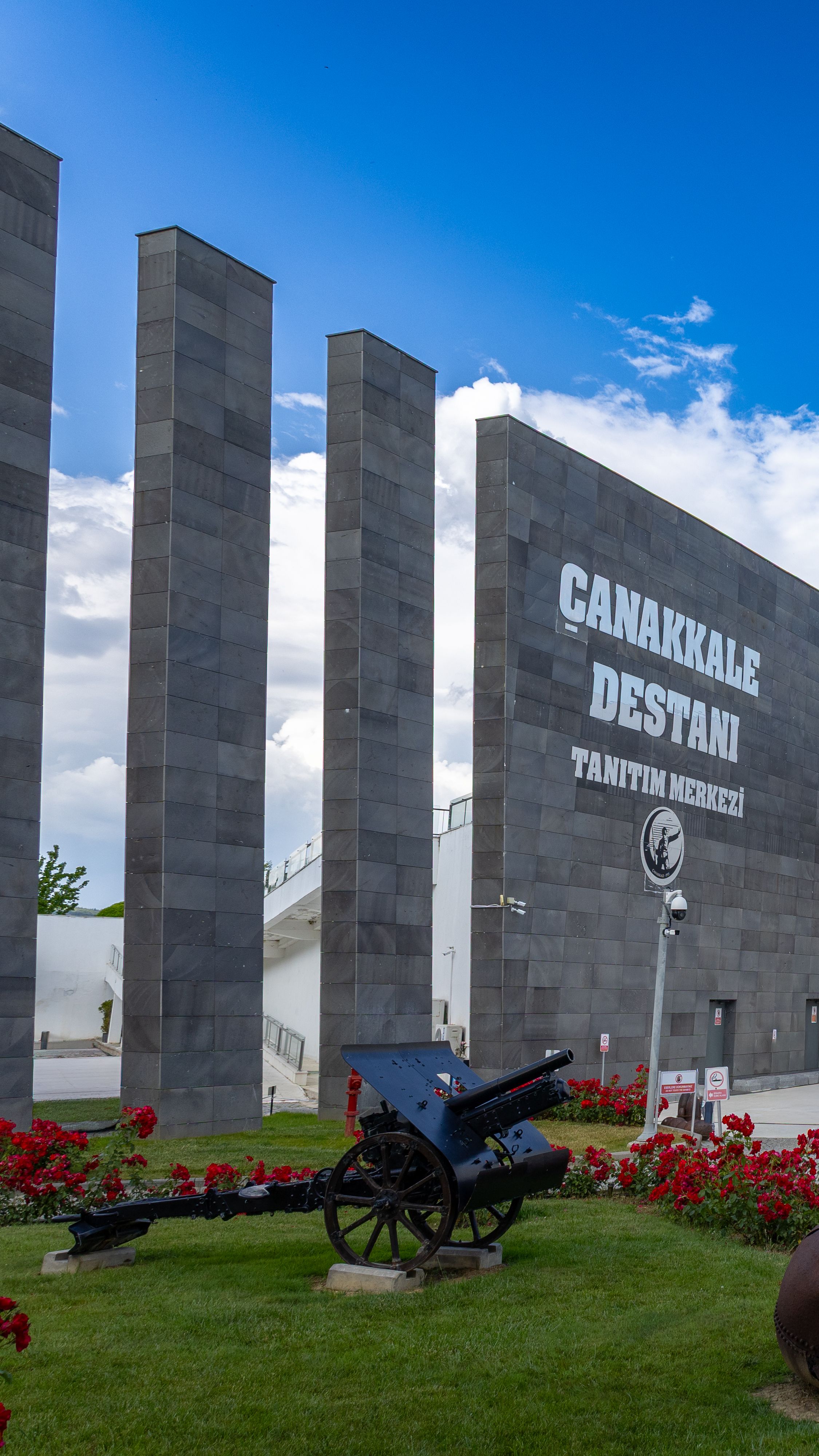 Exterior view of Çanakkale Destanı Tanıtım Merkezi with historical cannon.