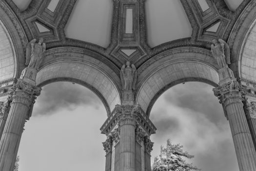 Monochrome view of the Palace of Fine Arts dome showcasing classic architecture and sculptures.