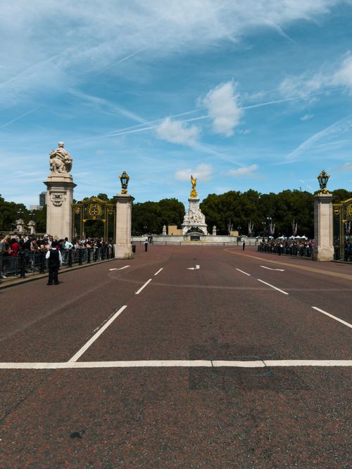 Free A wide-angle shot of the Queen Victoria Memorial, surrounded by clear blue skies and tourists, in London. Stock Photo