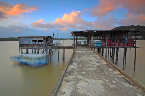 Dermaga Kayu Coklat Di Bawah Awan Putih