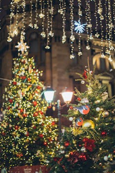 在喜庆的户外环境中，两棵装饰精美的圣诞树闪闪发光