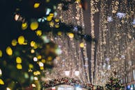 一条装饰精美的街道上，发光的圣诞灯和节日装饰品营造出神奇的冬季氛围