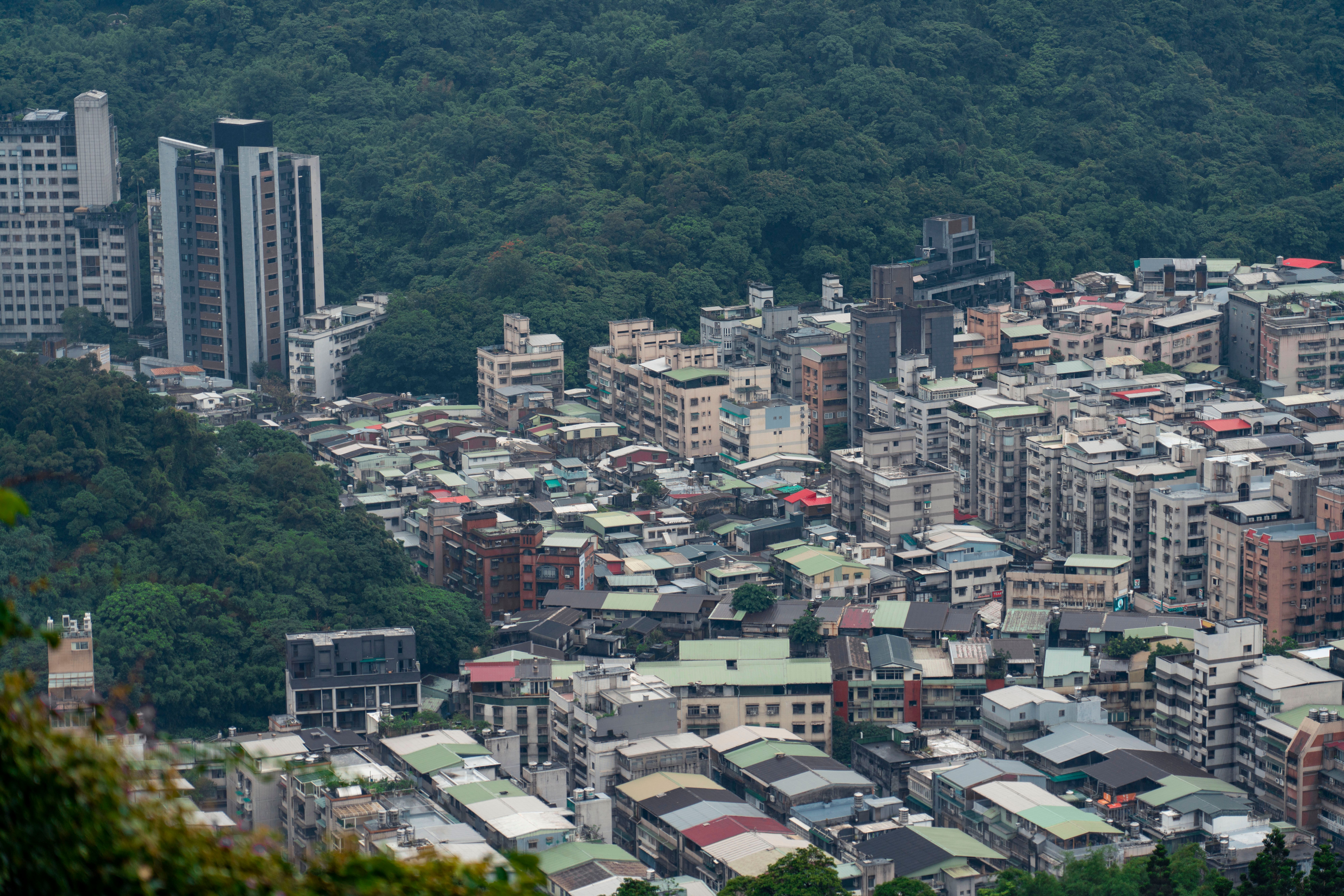 免費 從高空俯瞰台北密集的建築與郁郁蔥蔥的山丘。 圖庫相片