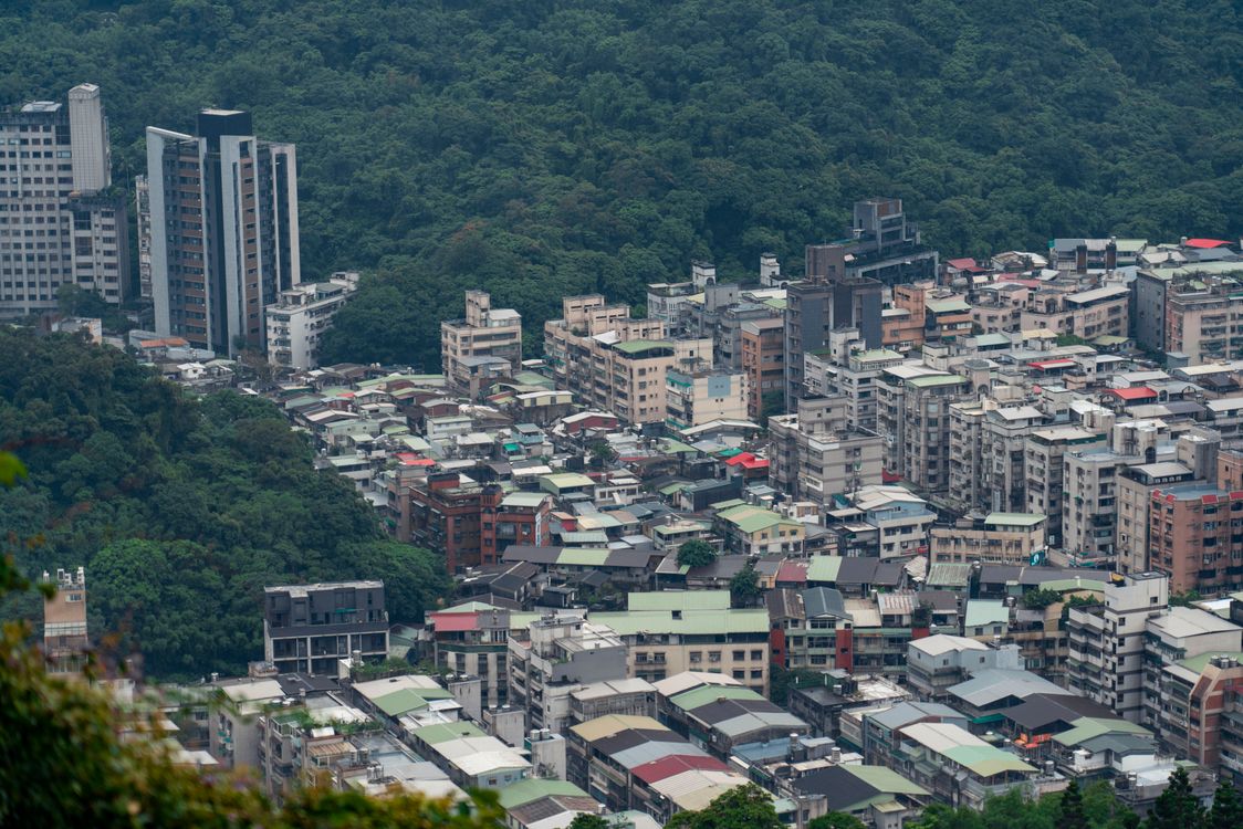 免費 從高空俯瞰台北密集的建築與郁郁蔥蔥的山丘。 圖庫相片