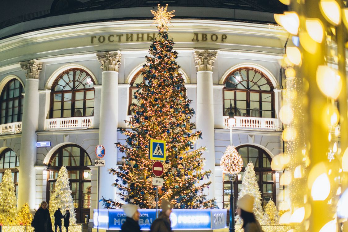 Рождественская елка на улице в центре города