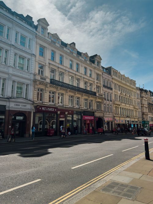 Free A picturesque view of a London street with historic buildings, capturing classic architecture and vibrant city life. Stock Photo