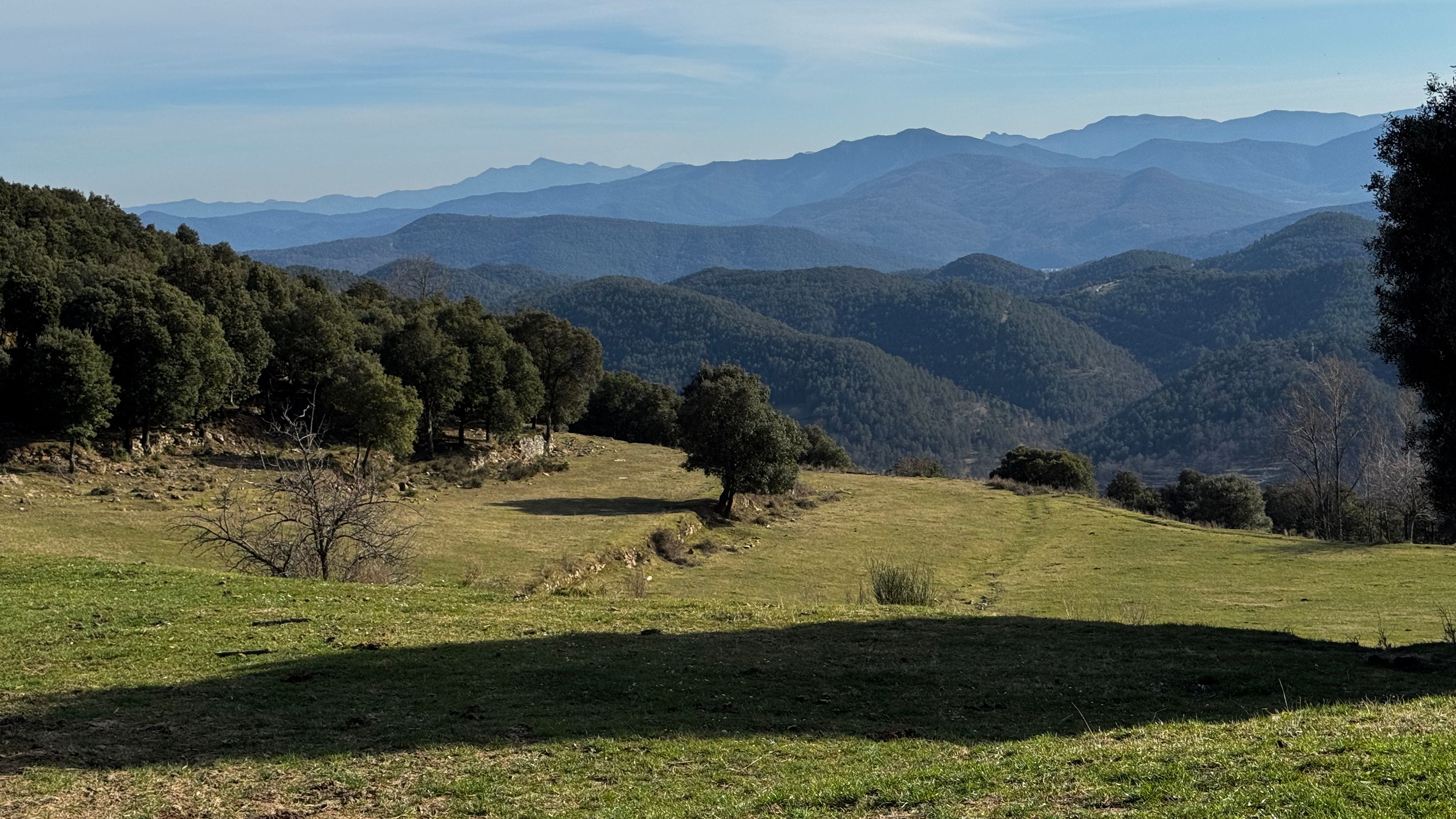 Paisaje montañoso para aventureros
