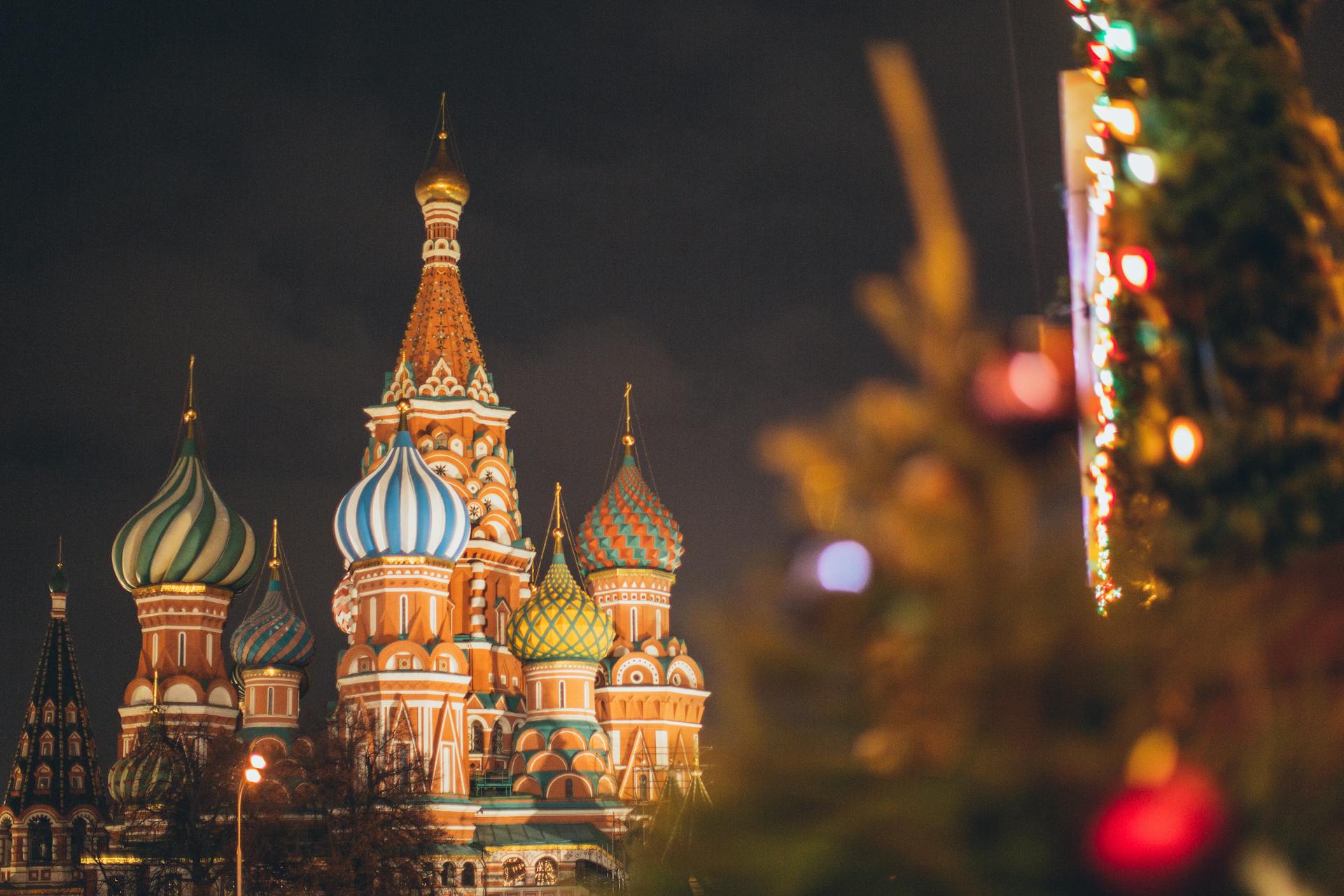 La célèbre cathédrale de Vasily Blessed sur la Place Rouge contre un ciel sombre et nuageux le soir pendant les vacances de Noël en Fédération de Russie