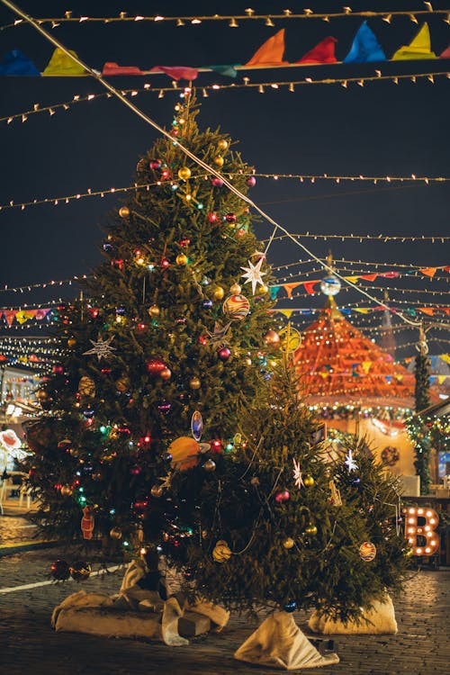 Photo De L'arbre De Noël Avec Des Boules De Noël