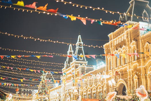 户外夜色中，色彩缤纷的圣诞灯光和节日气氛充满活力