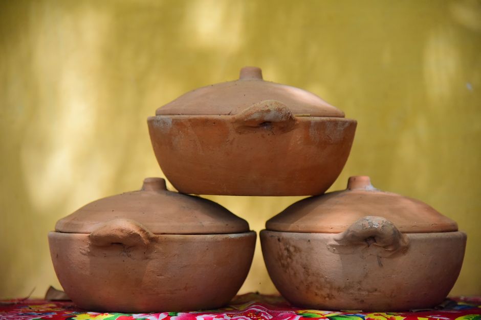 Scandinavisch herfstinterieur met terracotta decor. Scandinavisch herfstinterieur met terracotta decor.