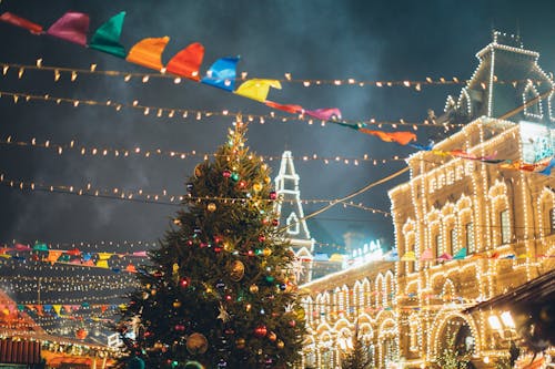 бесплатная Рождественская елка с шарами и гирляндами Стоковое фото