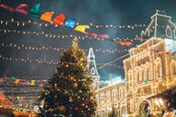 夜晚的圣诞市场充满活力，装饰精美的树木和闪烁的灯光点缀其中