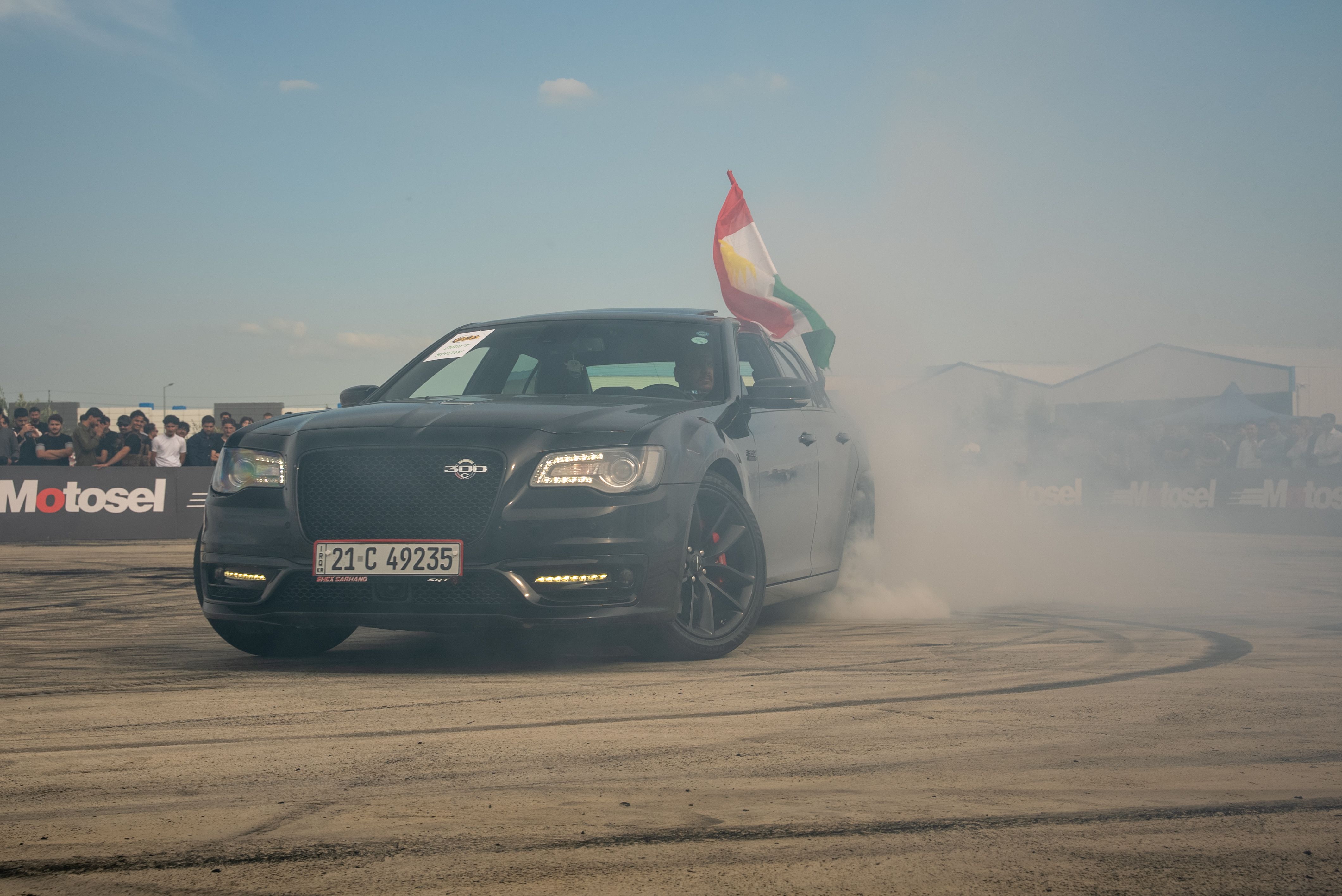 Chrysler 300C SRT-8 - больше 400 лошадей для России — мощь американского седана