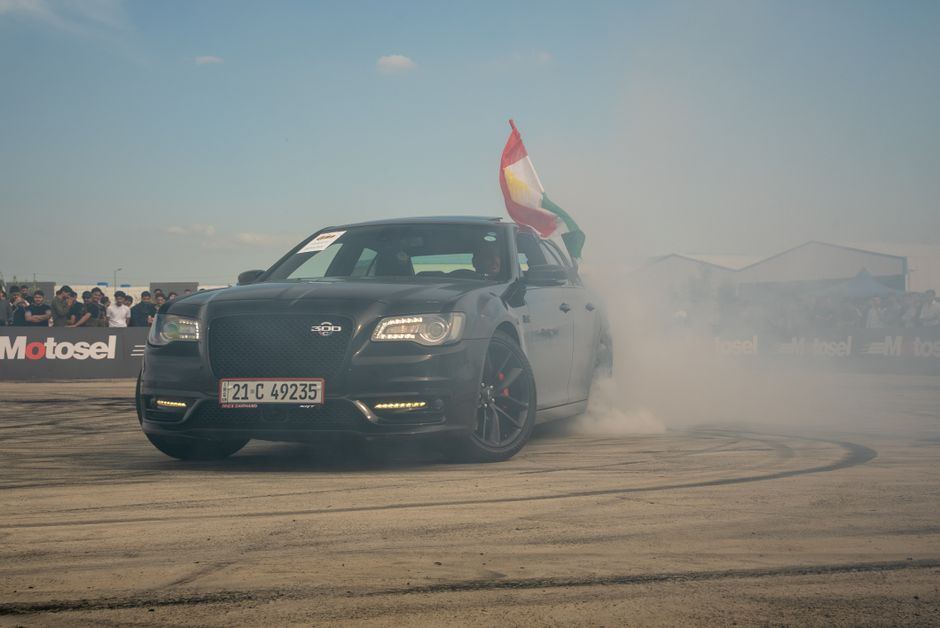 Chrysler 300C SRT-8 - больше 400 лошадей для России — мощь американского седана