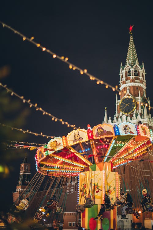 Kleurrijke Lichtgevende Carrousel Tegen Het Kremlin Op Het Rode Plein 'S Nachts