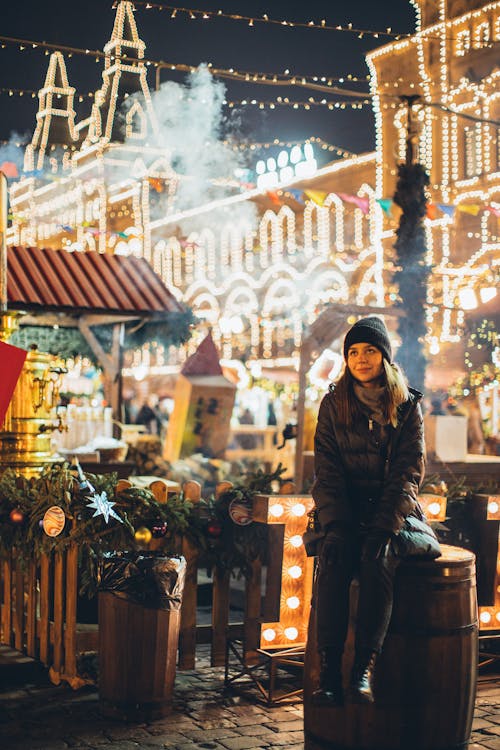 Femme Rêveuse En Vêtements Chauds Sur Place à La Nuit Du Nouvel An