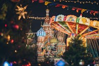 冬夜期间，莫斯科圣巴兹尔大教堂的圣诞集市丰富多彩