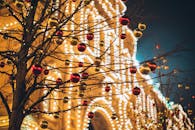 圣诞期间，一棵装饰着彩灯和小饰品的圣诞树特写镜头