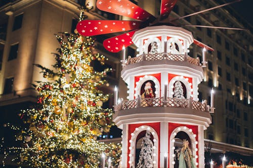 árvore De Natal Iluminada E Decoração à Noite Na Cidade