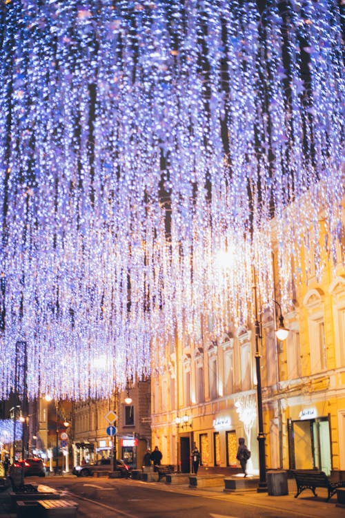 Iluminación De Navidad En Las Calles De La Ciudad Por La Noche