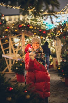 圣诞市场上，一位快乐的女人正举着烟花