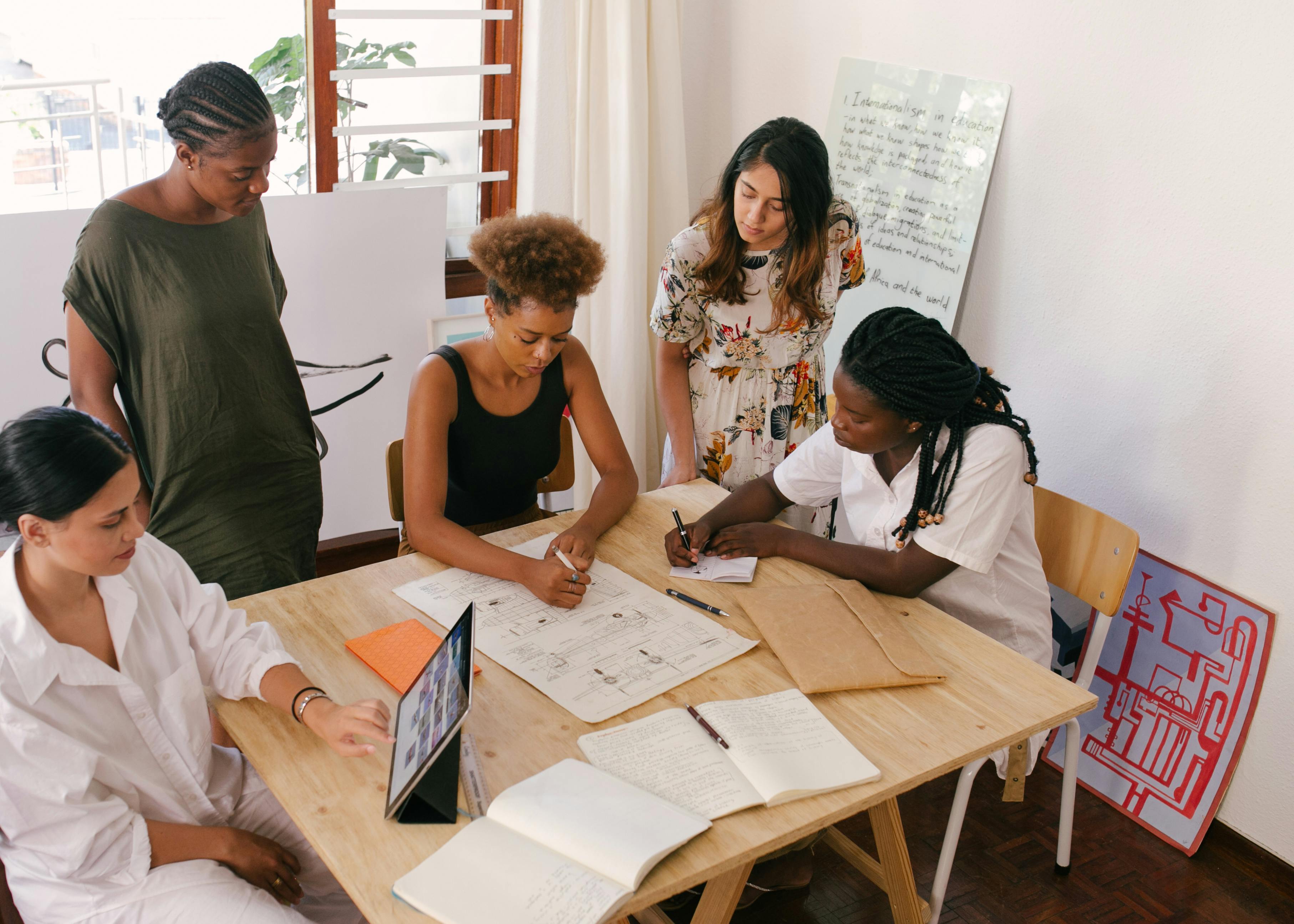 


<h3>1.1. Créer une Culture d’Entreprise Solide</h3>
<p>Créer une <b>culture d’entreprise solide</b> est un impératif pour tout entrepreneur soucieux de la pérennité de son entreprise. Elle commence par l’établissement de valeurs fondamentales qui définissent l’identité de l’entreprise. Ces valeurs ne sont pas de simples mots sur un mur, mais des principes qui guident chaque décision. Les employés doivent se sentir connectés à ces valeurs et les mettre en pratique au quotidien. Il est essentiel d’impliquer tous les membres de l’équipe dans ce processus. Une culture d’entreprise solide renforce le sentiment d’appartenance et favorise l’<i>engagement</i> des employés.</p>
<p>La cohérence est également un élément clé. Une culture d’entreprise solide doit être visible à tous les niveaux de l’organisation, de la haute direction aux employés de base. Cela signifie que les politiques, les pratiques et les comportements doivent refléter les valeurs de l’entreprise de manière uniforme. En fin de compte, une culture d’entreprise solide crée un environnement propice à la <i>productivité</i>, à l’innovation et à la <i>fidélisation</i> des clients, car elle inspire confiance et transparence.</p>
<h3>1.2. Lien Entre Culture d’Entreprise et Succès</h3>
<p>Le lien étroit entre la <b>culture d’entreprise</b> et le <b>succès</b> entrepreneurial est indéniable. Une culture d’entreprise bien construite peut constituer un avantage concurrentiel significatif. Elle favorise une compréhension partagée des objectifs et des priorités, ce qui permet une meilleure coordination des efforts au sein de l’entreprise. Les employés qui se sentent alignés avec la culture sont plus susceptibles de travailler ensemble de manière harmonieuse, ce qui renforce la <i>collaboration</i> et la créativité.</p>
<p>De plus, une culture d’entreprise solide attire les talents et les maintient dans l’entreprise. Les individus recherchent des employeurs dont les valeurs correspondent aux leurs, et ils sont plus enclins à rester fidèles à une entreprise qui les nourrit sur le plan professionnel et personnel. Le <i>leadership</i> joue un rôle crucial dans la création et le maintien d’une culture d’entreprise positive. En investissant dans la culture, les entrepreneurs peuvent bâtir des entreprises prospères, résilientes et aptes à relever les défis du marché.</p>
<p> » /><br />
<b>L’importance de la culture d’entreprise</b> ne peut être sous-estimée dans le monde de l’<b>entrepreneuriat</b>. C’est le fondement sur lequel repose toute organisation prospère. La culture d’entreprise définit l’identité, les valeurs et les croyances qui guident chaque action et décision au sein de l’entreprise. Elle crée un cadre dans lequel les employés se sentent alignés avec les objectifs de l’entreprise, ce qui favorise la motivation et l’engagement. Une culture d’entreprise solide renforce la <b><a href=