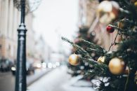 白雪皑皑的街道上，圣诞装饰品悬挂着小玩意，以柔焦效果捕捉