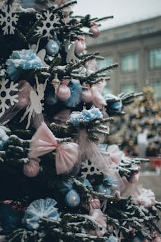 城市环境中，一株装饰精美的圣诞树特写，点缀着柔和的装饰品和雪花