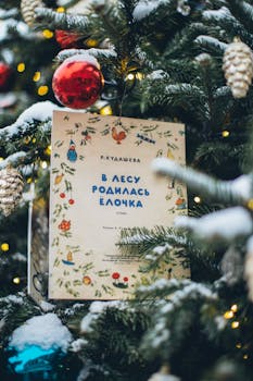 一棵装饰着饰品和一本俄罗斯节日书籍的圣诞树，营造出浓浓的节日氛围