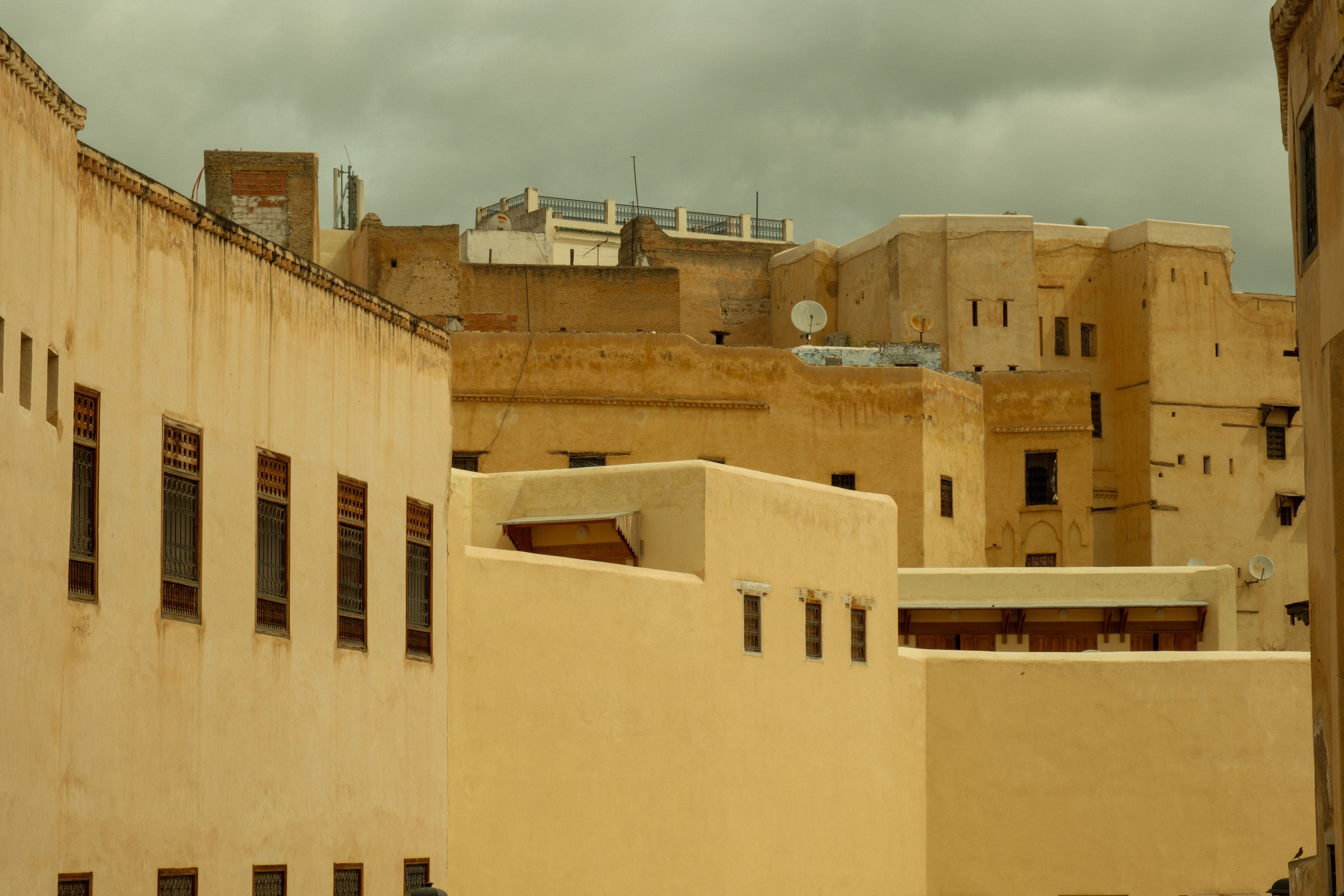 Façades d’immeubles résidentiels, à l’image du bâti de marrakech.