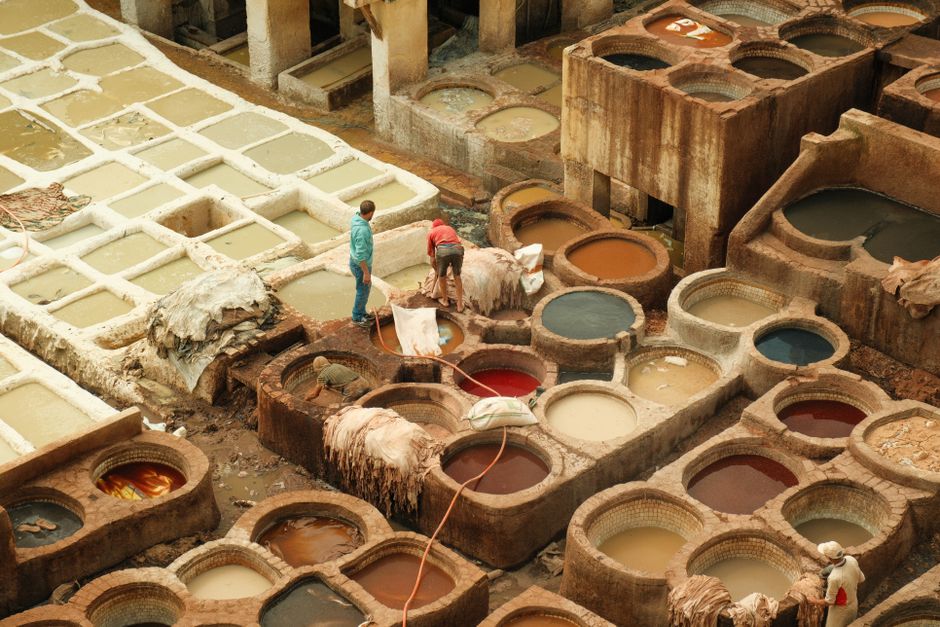 Fez cserző negyed: élmények a bőrfestő műhelyekben – Fez tannery workers dyeing leather Morocco
