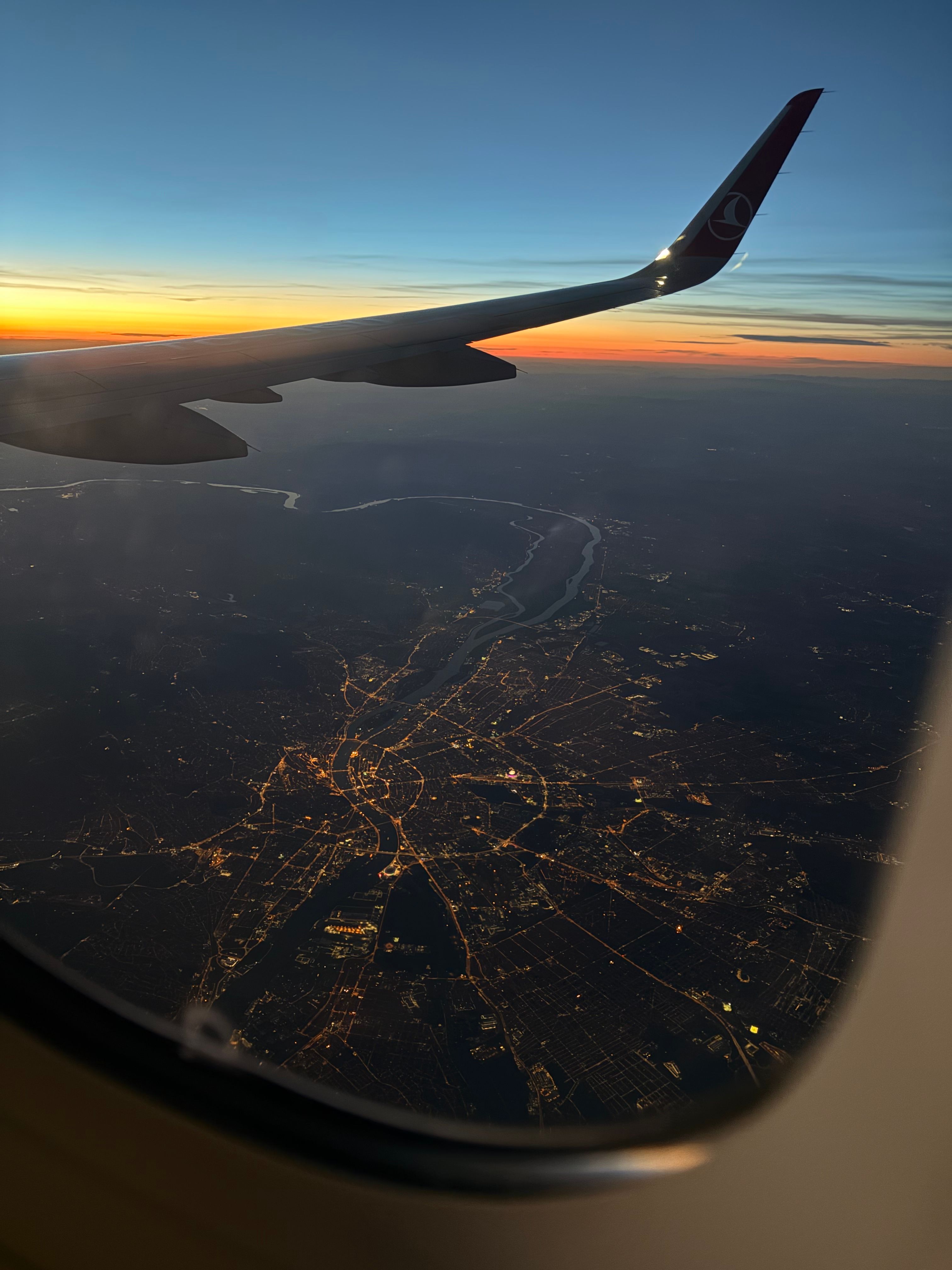 Passagier wacht bij gate met instapkaart in de hand