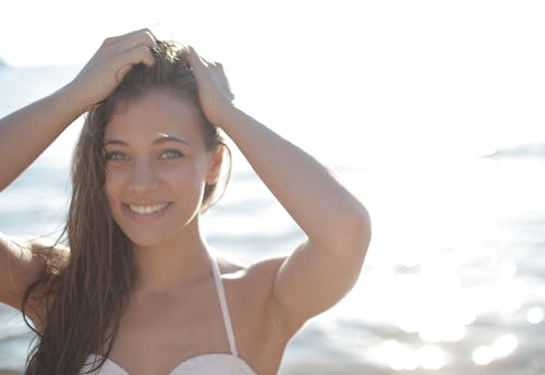 Femme En Haut à Bretelles Spaghetti Blanc Souriant