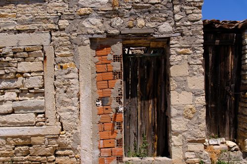 Free Weathered stone and wooden architecture in Foça, İzmir, showcasing rustic charm and history. Stock Photo