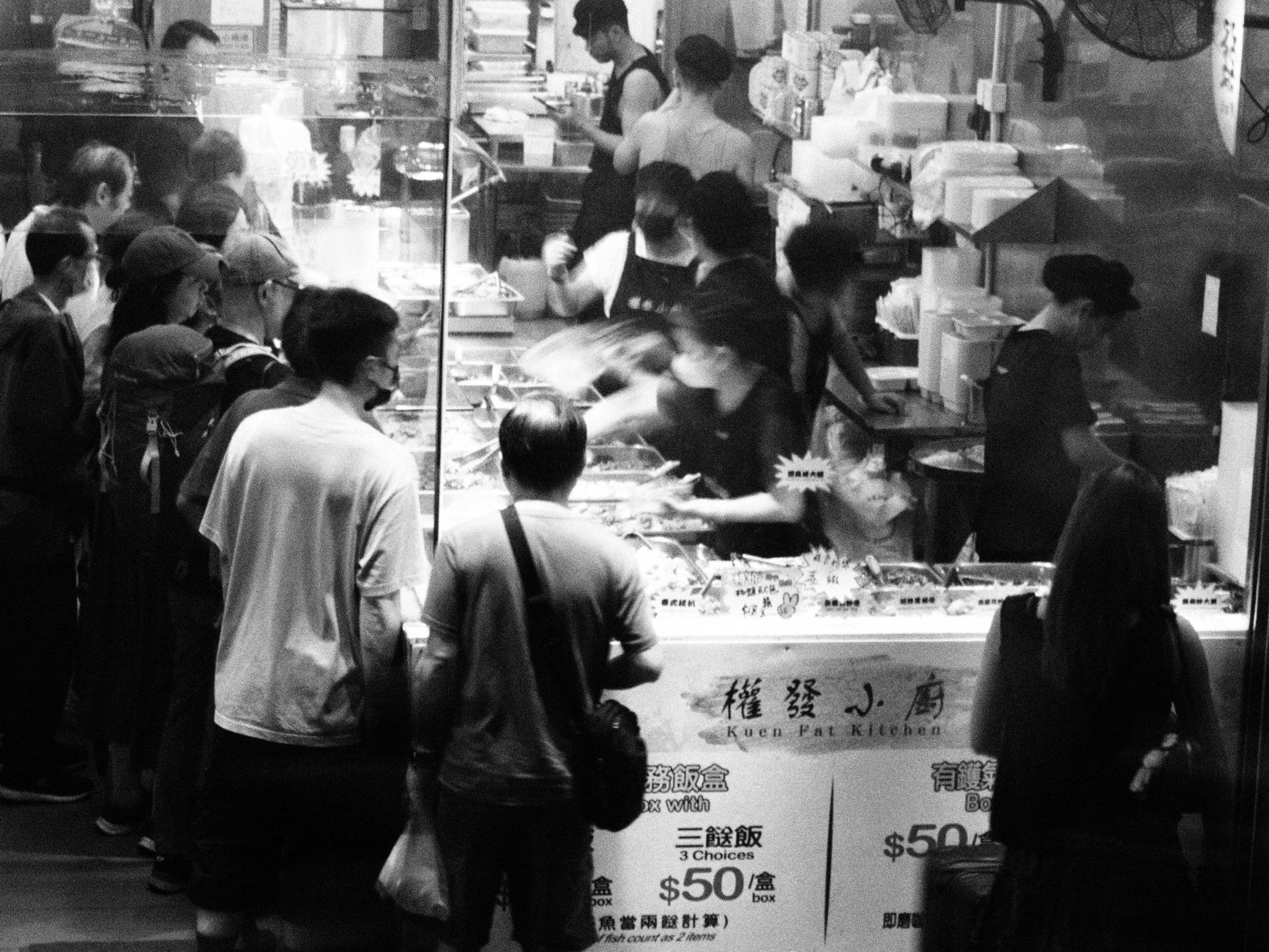 北非球迷在看台揮舞阿爾及利亞國旗,球場夜色與燈光營造熱烈氣氛