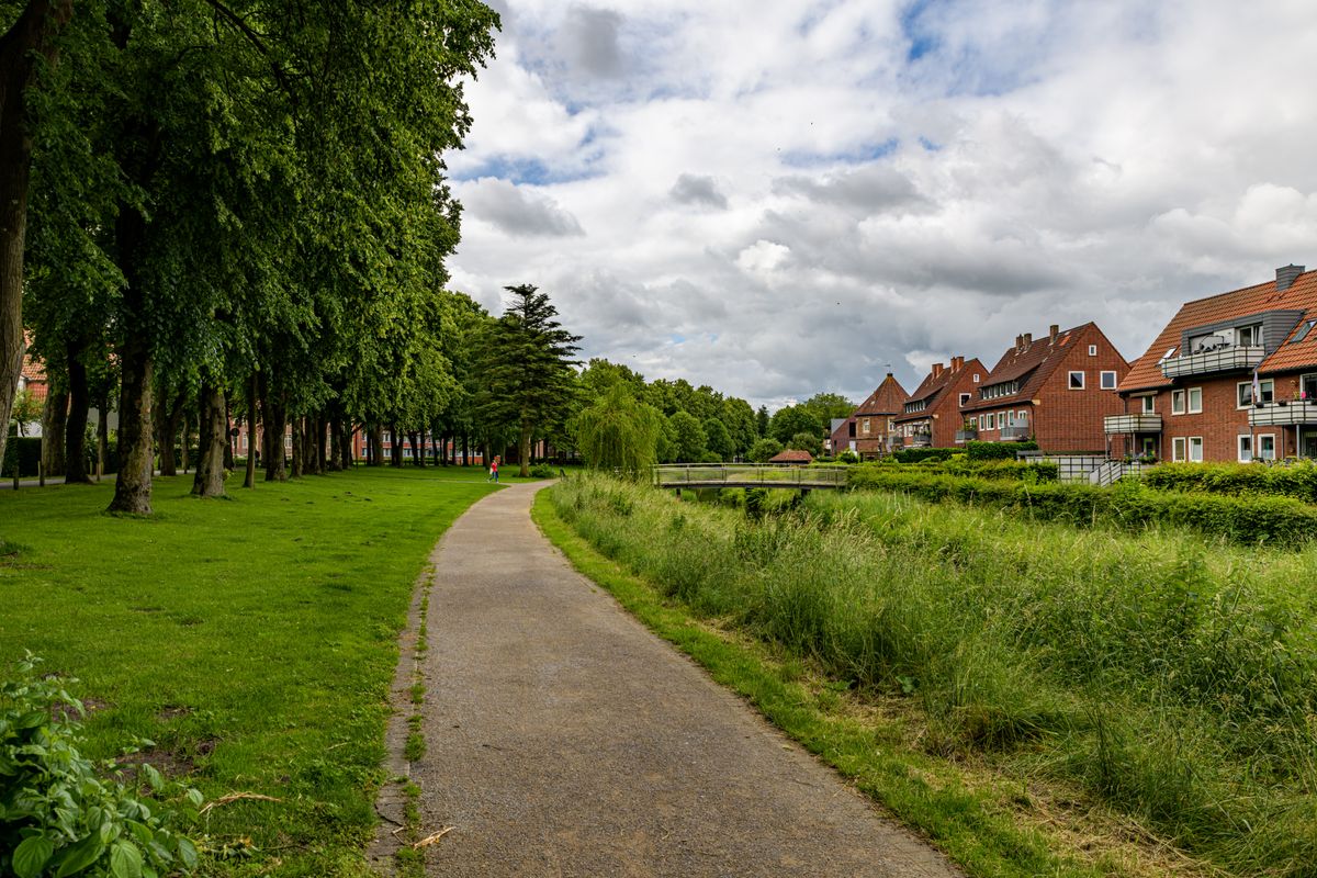 student moves in Finningley — Loaded properly: blankets, straps and a plan in Finningley