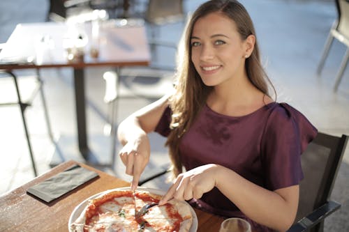 Femme, Dans, Pourpre, Haut, Manger, Pizza