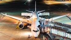 从空中俯瞰夜间在东京繁忙机场起飞的客机