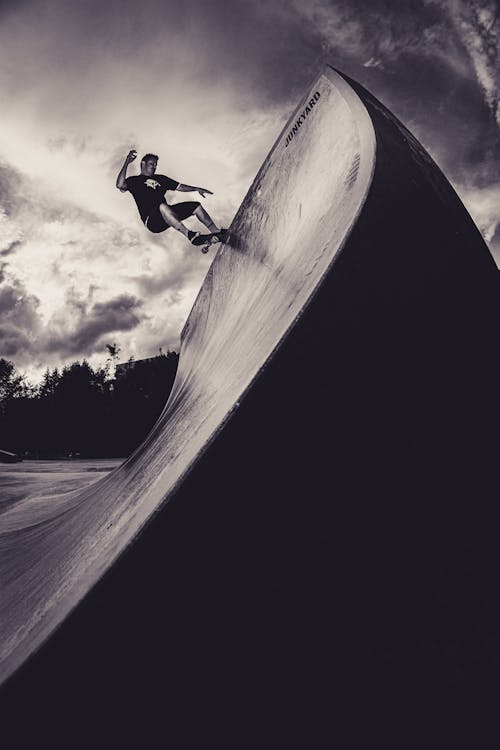 Kostenlos Monochromes Foto Von Mann Skateboarding Auf Skate Rampe Stock-Foto
