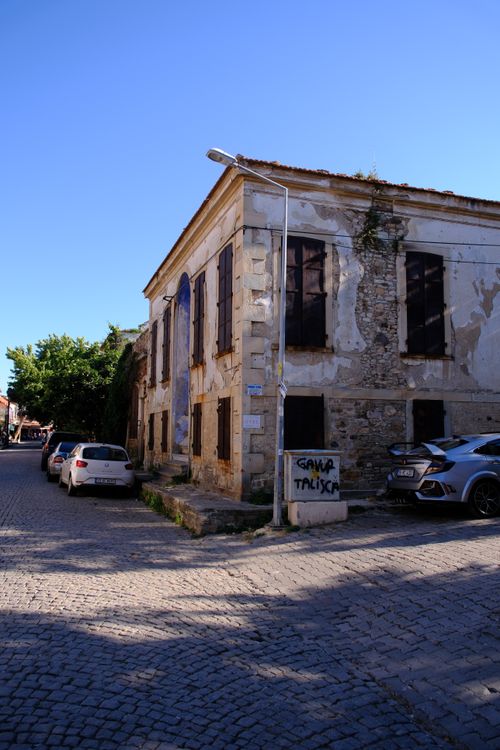 Free A charming street view of a historic building in Foça, İzmir, showcasing its unique architecture. Stock Photo