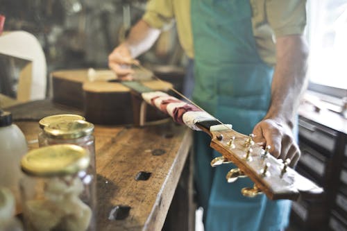 Foto De Una Persona Que Fabrica Un Instrumento De Cuerda