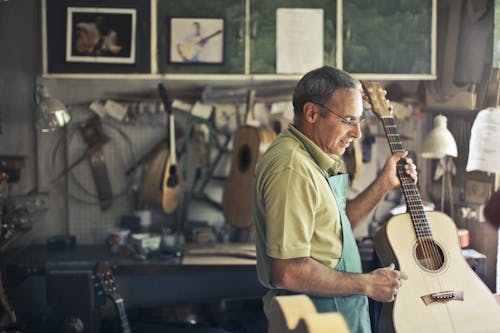 Foto De Hombre Sujetando Guitarra Acústica