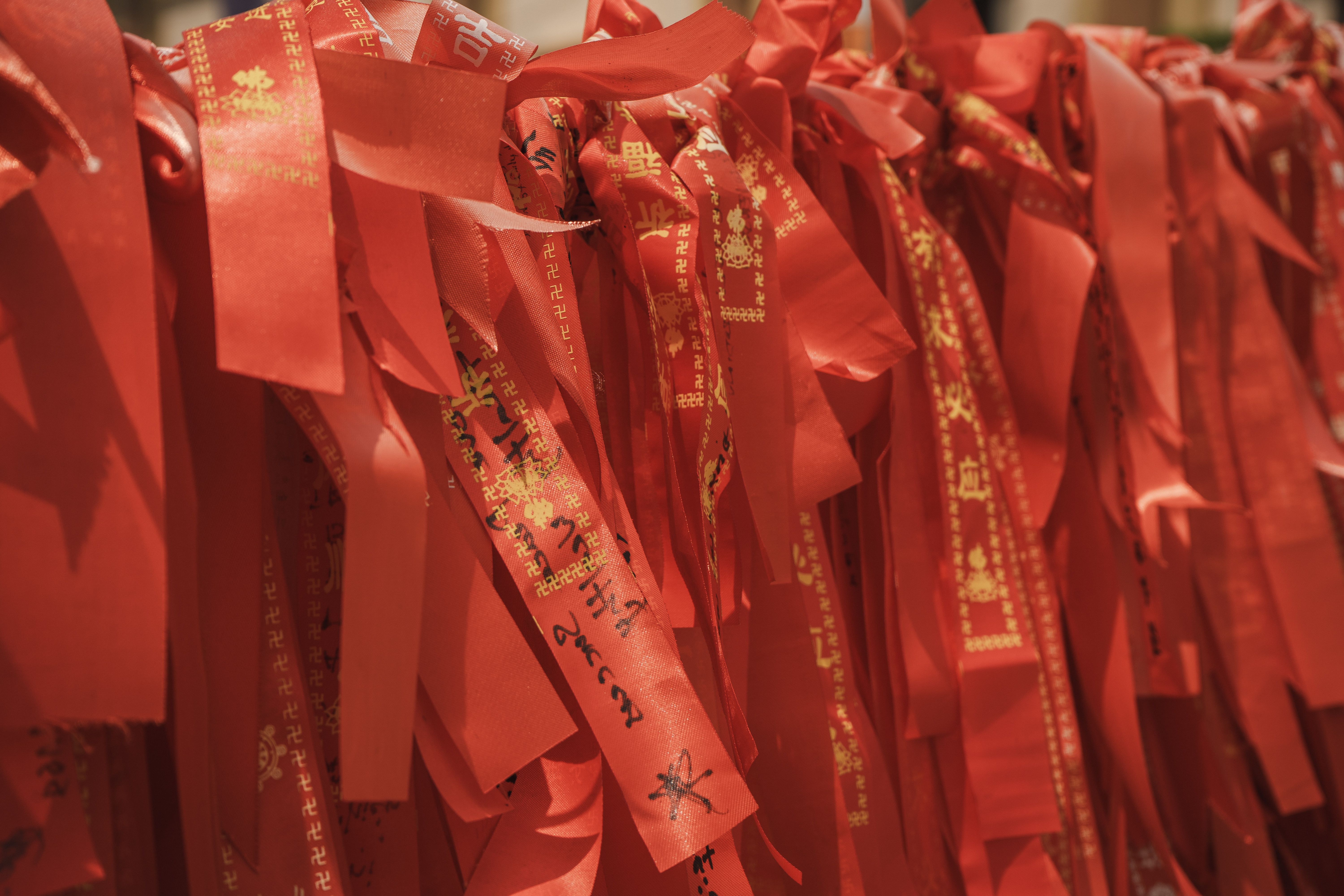 Vibrant Red Prayer Flags at Pavagadh Temple · Free Stock Photo